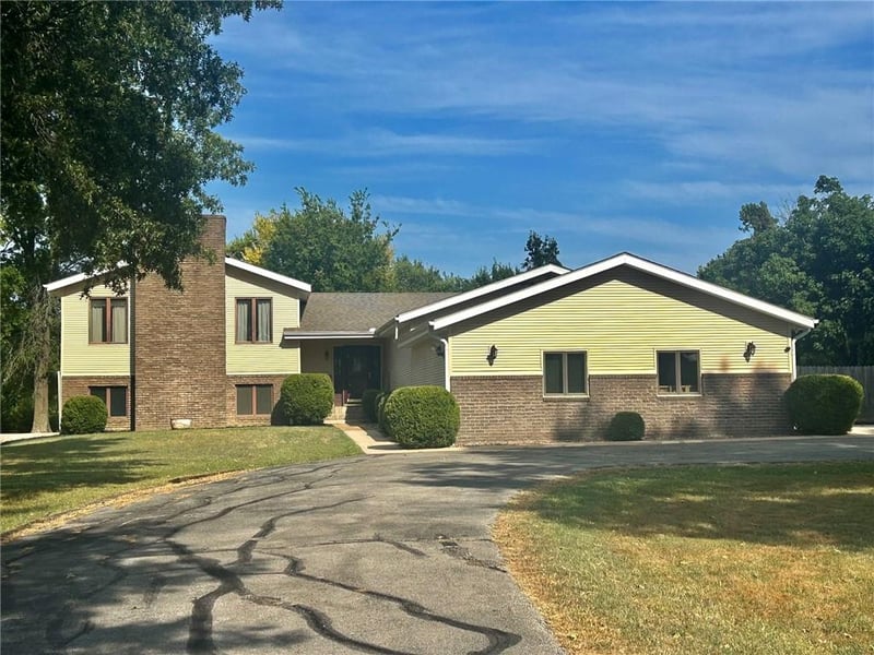 23027 Queens Rd, Parsons, KS 67357