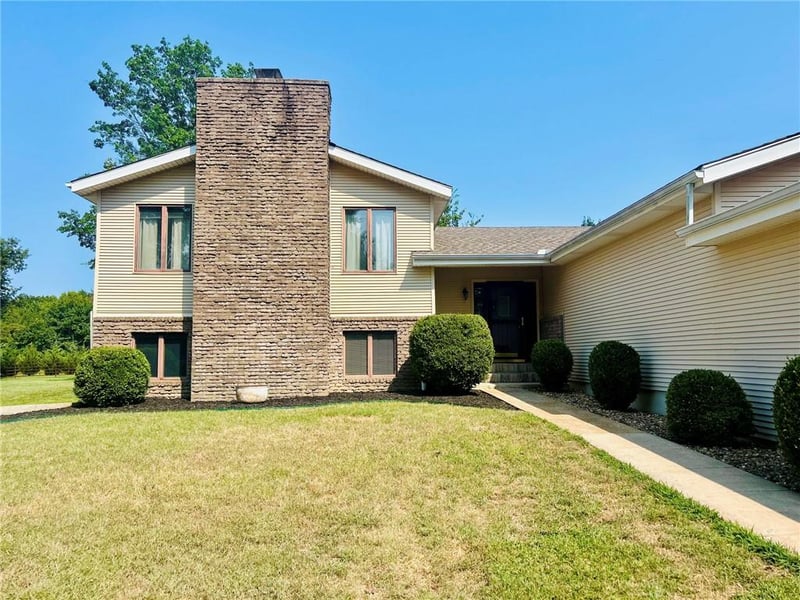 23027 Queens Rd, Parsons, KS 67357