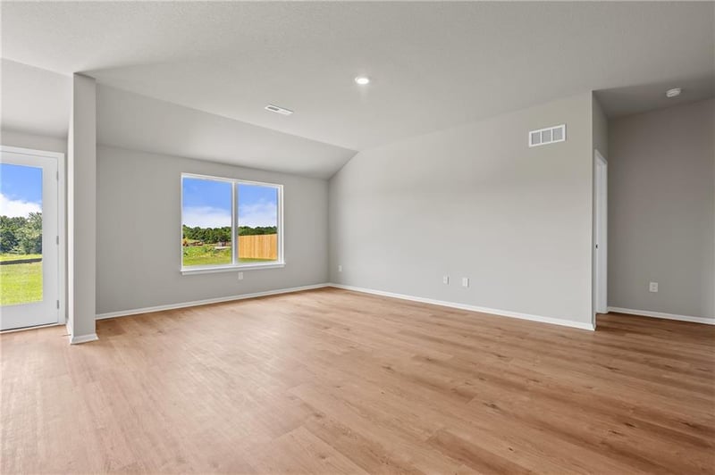 705 SW 6th Ter, Oak Grove, MO 64075