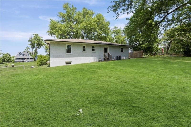 13101 NW Porter Rd, Parkville, MO 64152