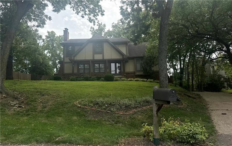 16042 Meadow Ln, Stilwell, KS 66085