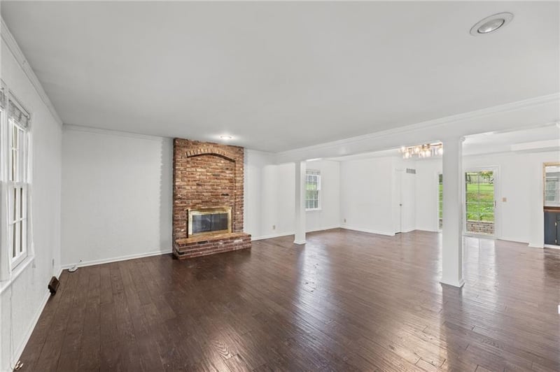 16042 Meadow Ln, Stilwell, KS 66085