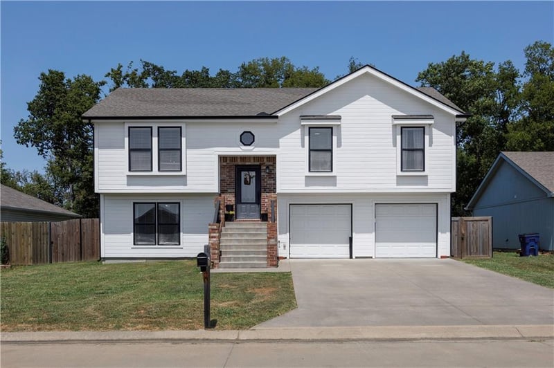 110 E John St, Coffeyville, KS 67337