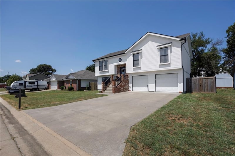 110 E John St, Coffeyville, KS 67337