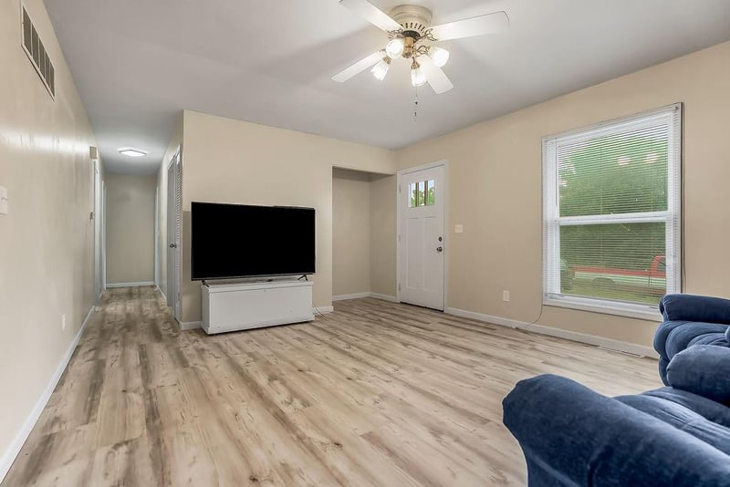 201 W 8th St, Edgerton, KS 66021