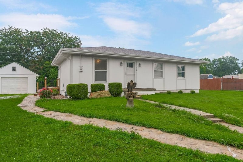 201 W 8th St, Edgerton, KS 66021