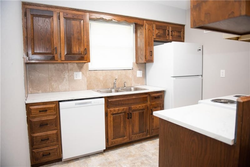 9805 View High Dr, Kansas City, MO 64134