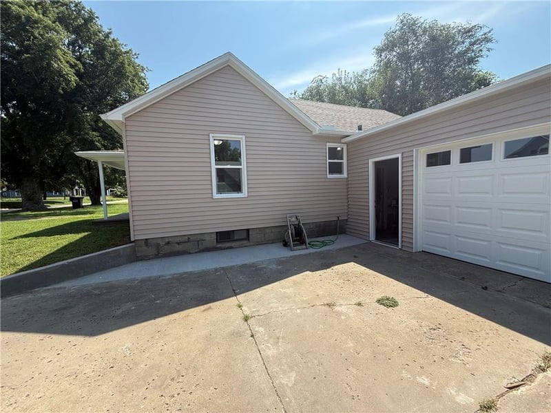 905 Miami St, Hiawatha, KS 66434