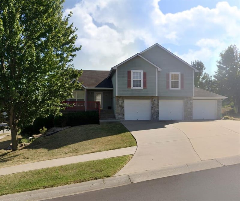 1301 Sawgrass Dr, Grain Valley, MO 64029