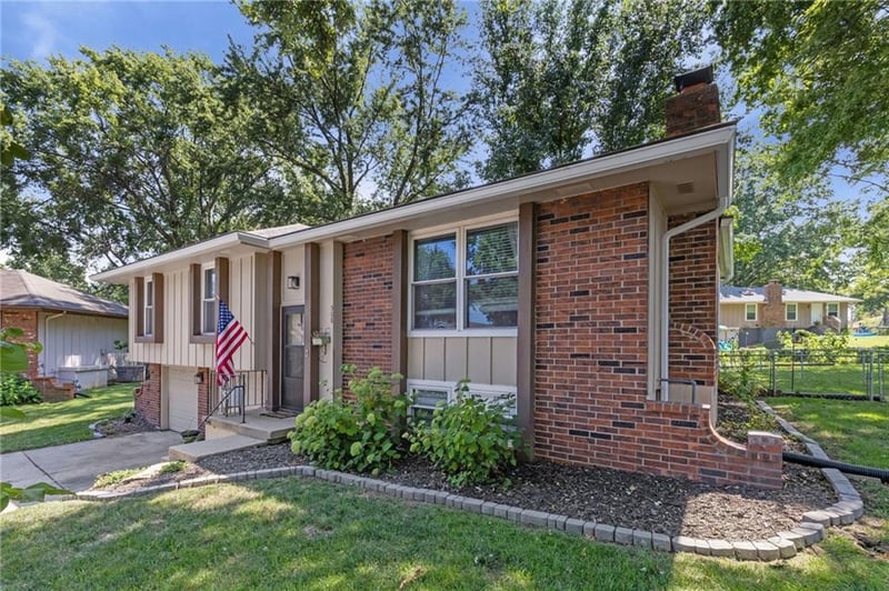508 NE Grant Dr, Blue Springs, MO 64014