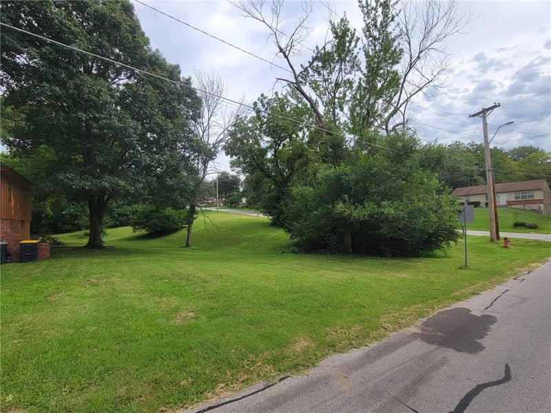 8132 E 74th St, Kansas City, MO 64133