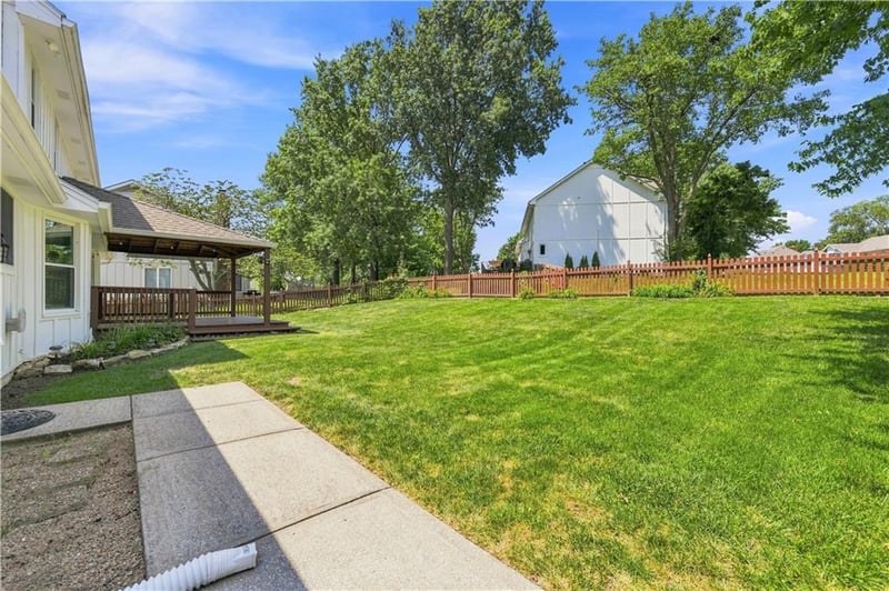 2700 NW Bent Tree Cir, Lee's Summit, MO 64081