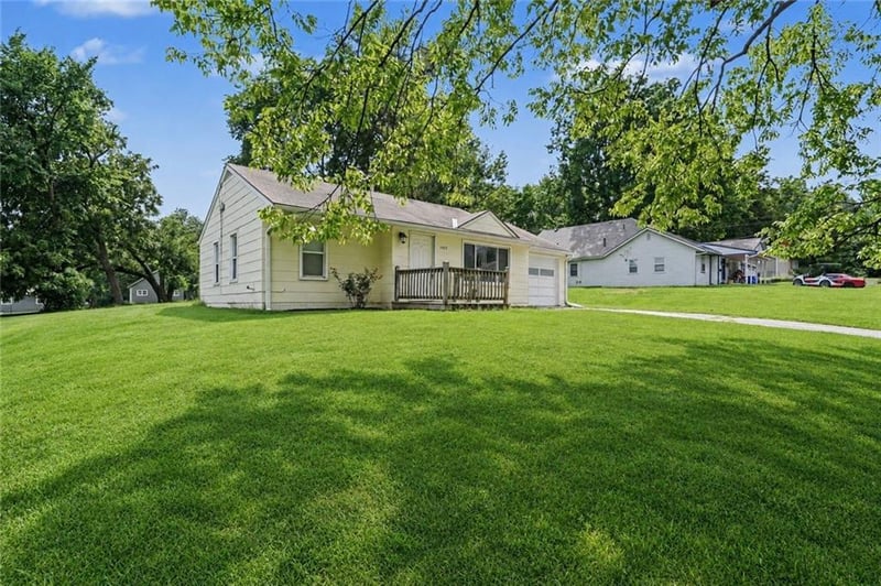 1405 E 133rd St, Grandview, MO 64030