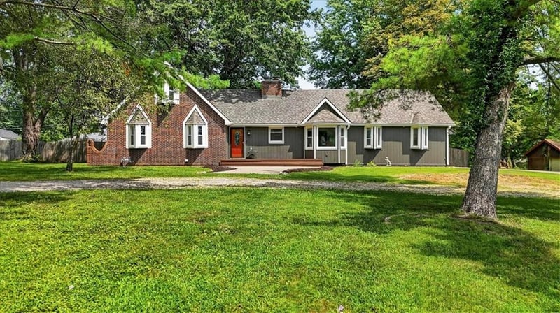 315 S Peculiar Dr, Peculiar, MO 64078