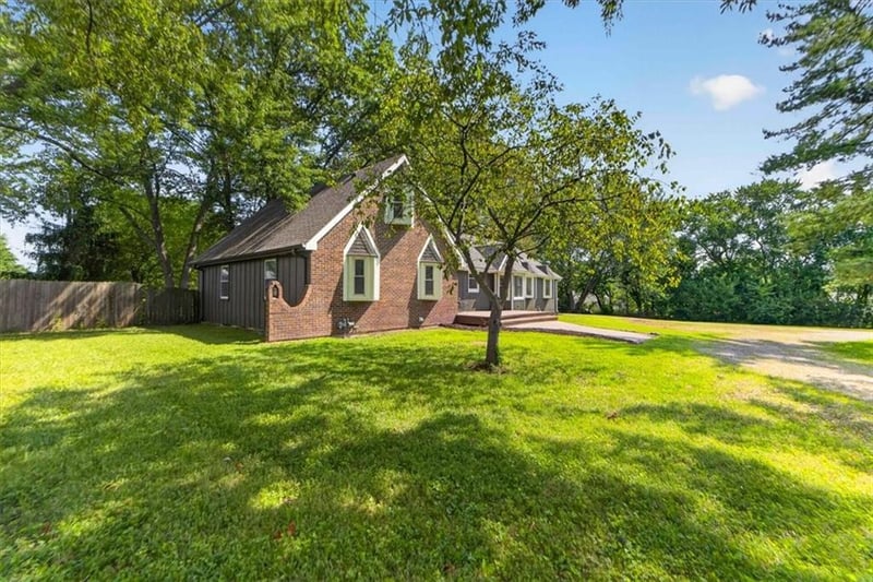 315 S Peculiar Dr, Peculiar, MO 64078