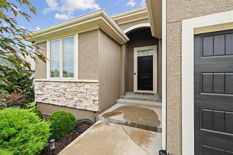 19013 Deer Run St, Spring Hill, KS 66083