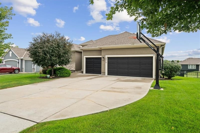 19013 Deer Run St, Spring Hill, KS 66083