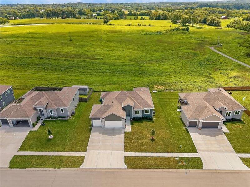 1015 Fox Trot Dr, Odessa, MO 64076