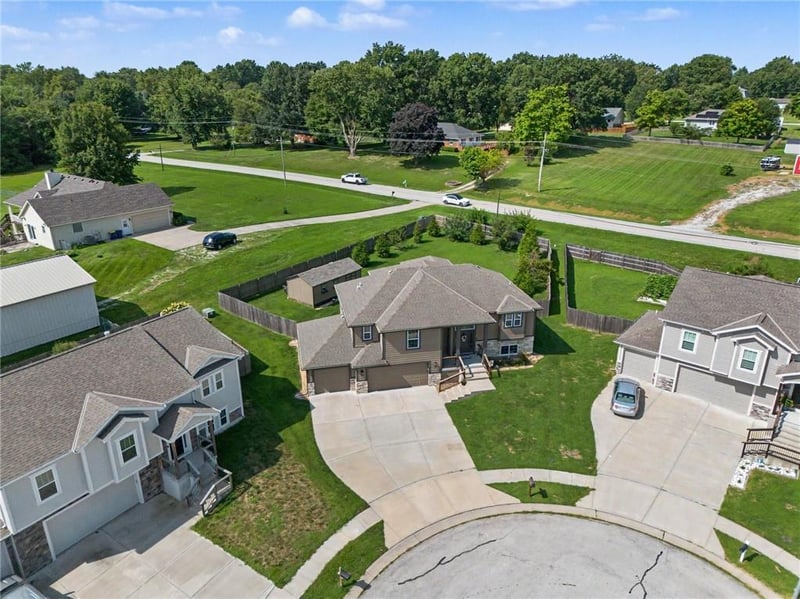 1401 NE 182nd St, Smithville, MO 64089