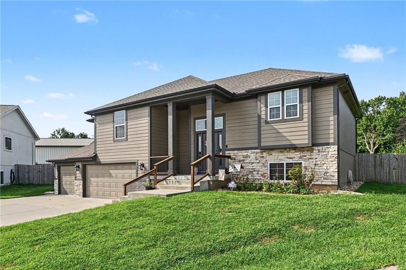 1401 NE 182nd St, Smithville, MO 64089