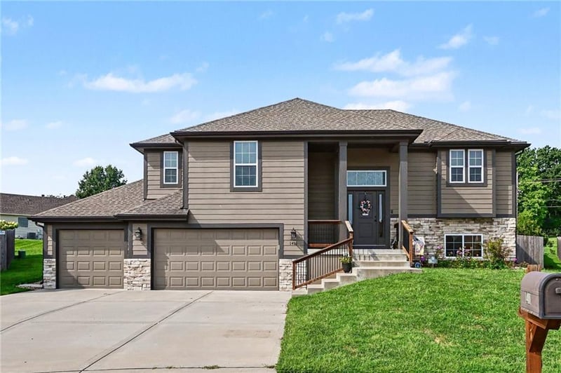 1401 NE 182nd St, Smithville, MO 64089
