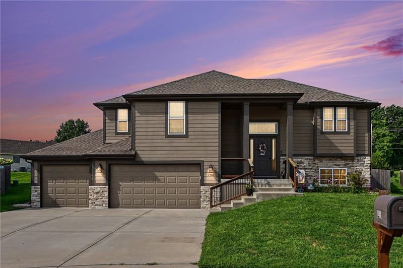 1401 NE 182nd St, Smithville, MO 64089