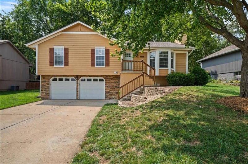 1712 NE Whitestone Dr, Lee's Summit, MO 64086