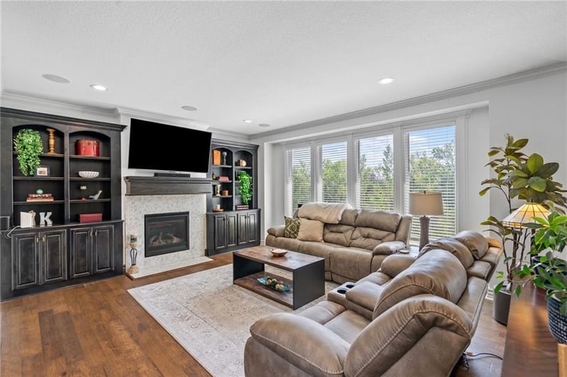4248 SW Stoney Brook Dr, Lee's Summit, MO 64082