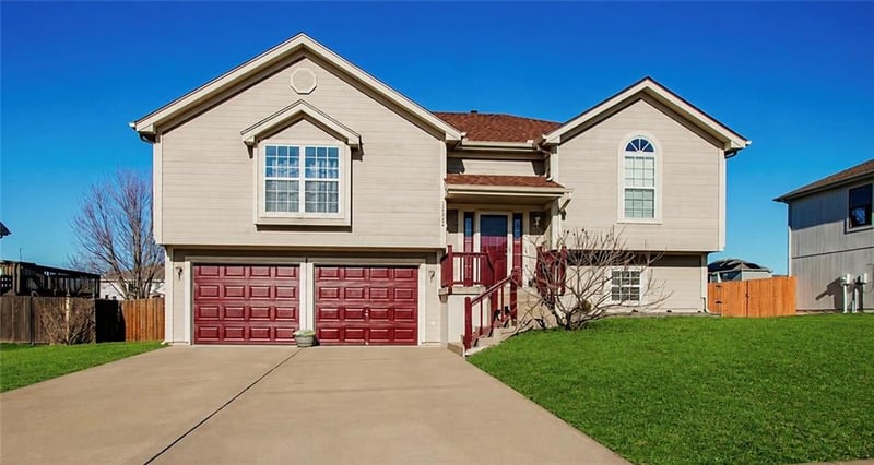 12204 White Oak St, Peculiar, MO 64078