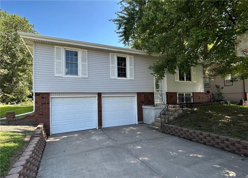 619 S 4th St, Edwardsville, KS 66111