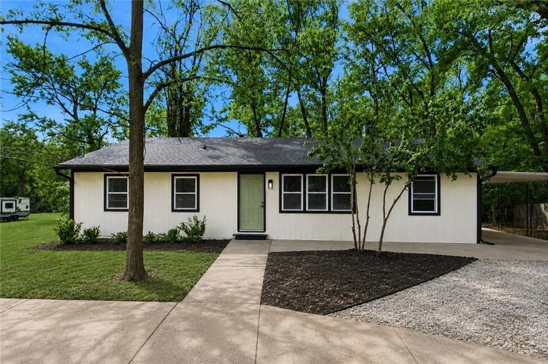 1724 S Trail Ridge Dr, Independence, MO 64050