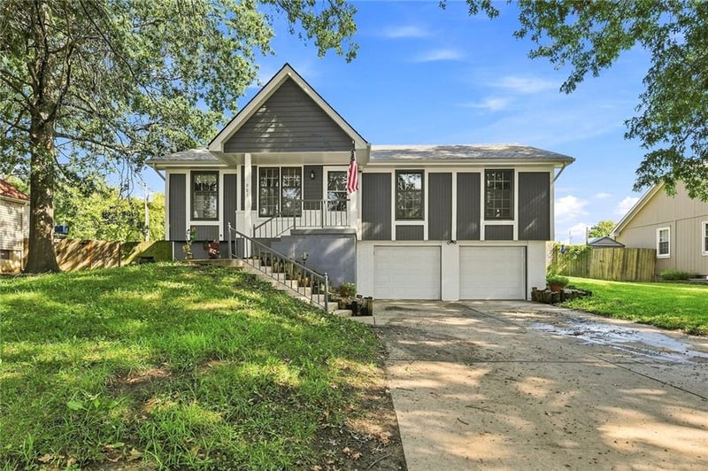 901 NW Valley Woods Dr, Grain Valley, MO 64029