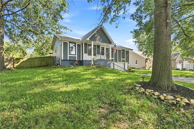 901 NW Valley Woods Dr, Grain Valley, MO 64029