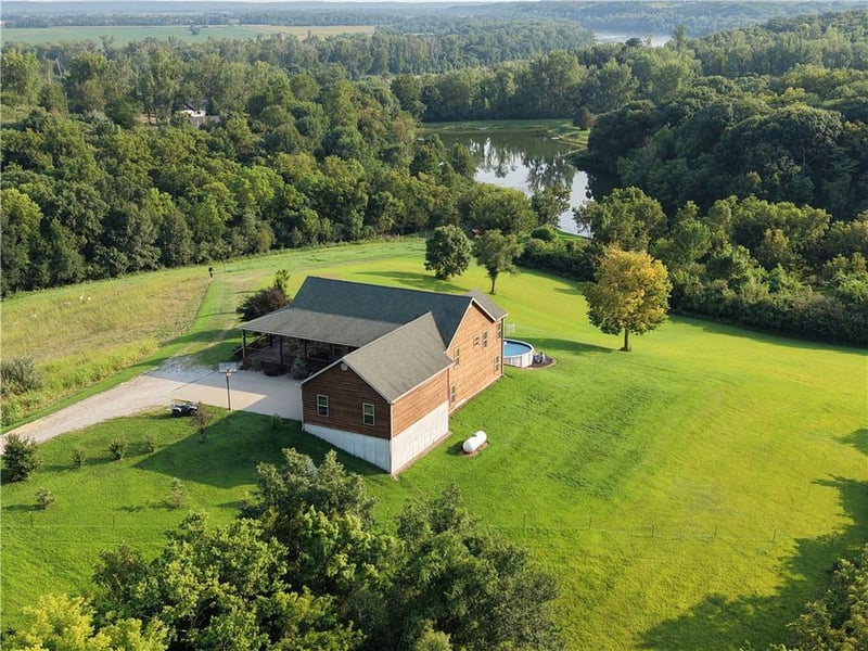 954 Tioga Rd, Wathena, KS 66090