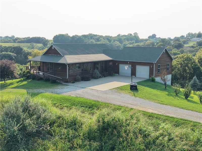 954 Tioga Rd, Wathena, KS 66090