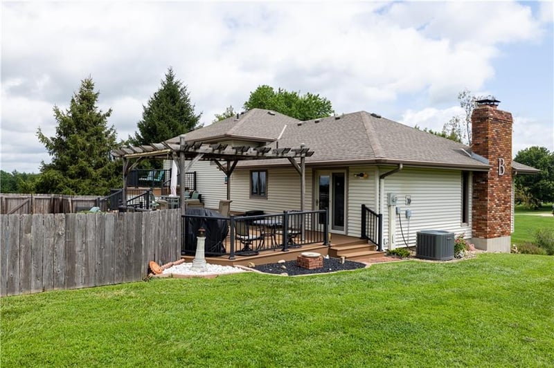 6 Delaney Dr, St Joseph, MO 64507