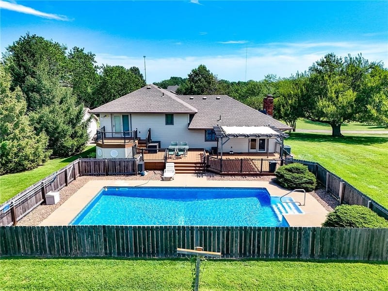 6 Delaney Dr, St Joseph, MO 64507