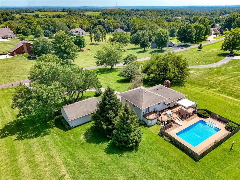 6 Delaney Dr, St Joseph, MO 64507