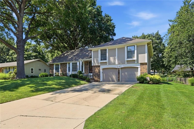 2206 W 120th St, Leawood, KS 66209