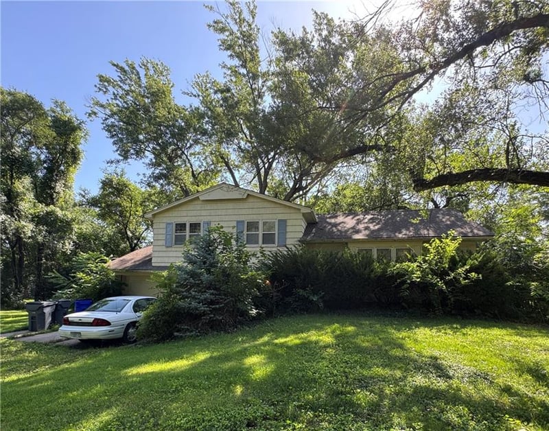 1212 N Leeview Dr, Olathe, KS 66061