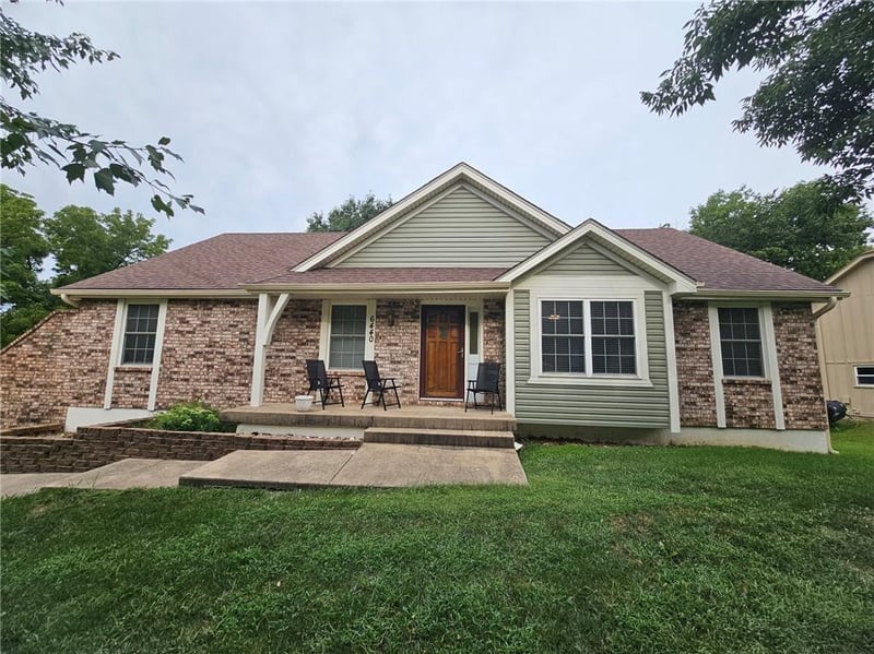 6440 Greenwood St, Shawnee, KS 66216