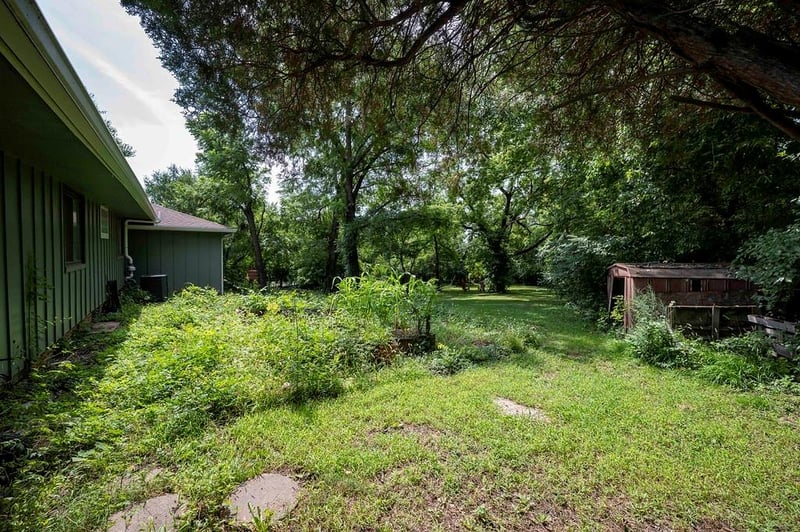 221 E 97th St, Kansas City, MO 64114