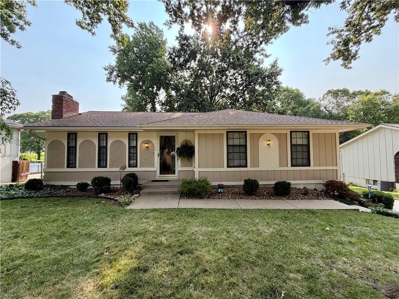 700 SW 24th St, Blue Springs, MO 64015