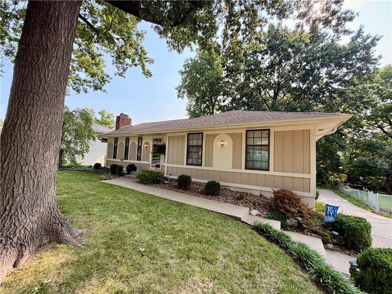 700 SW 24th St, Blue Springs, MO 64015