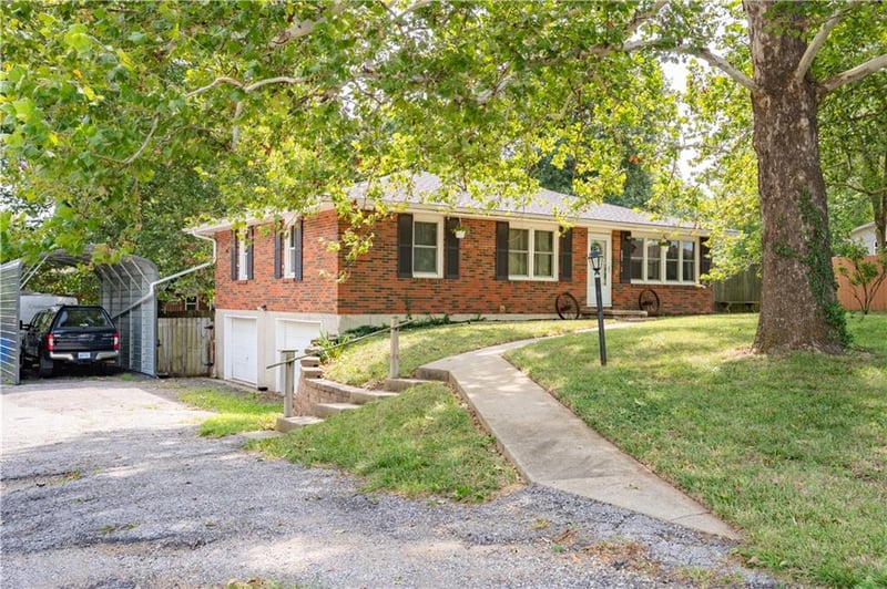 903 West St, Tonganoxie, KS 66086