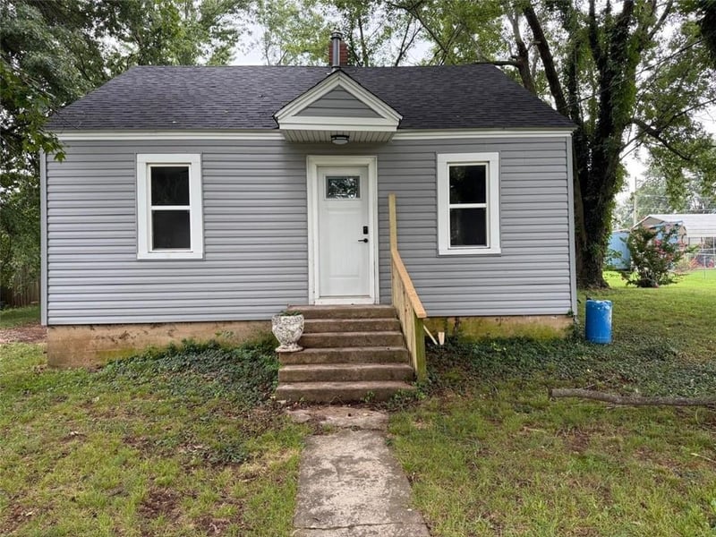 502 E Locust St, Stockton, MO 65785