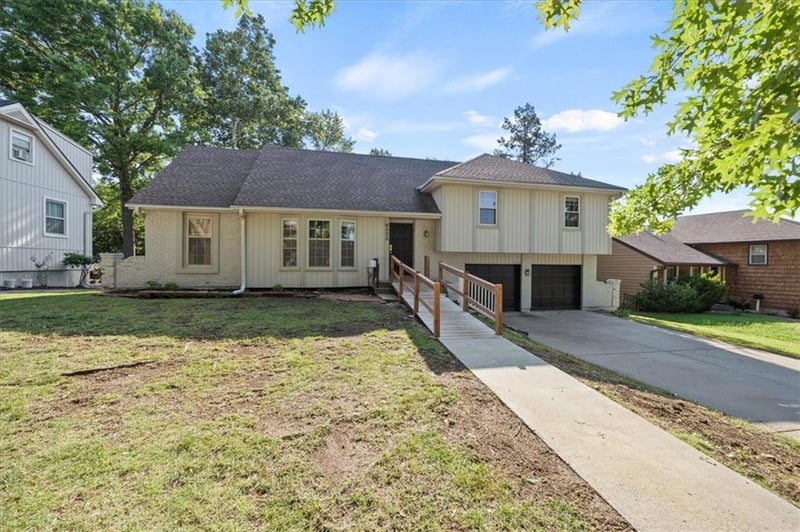 9523 Connell Dr, Overland Park, KS 66212