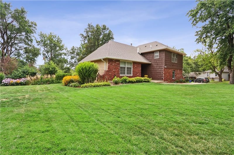 12801 Bristol Ave, Grandview, MO 64030