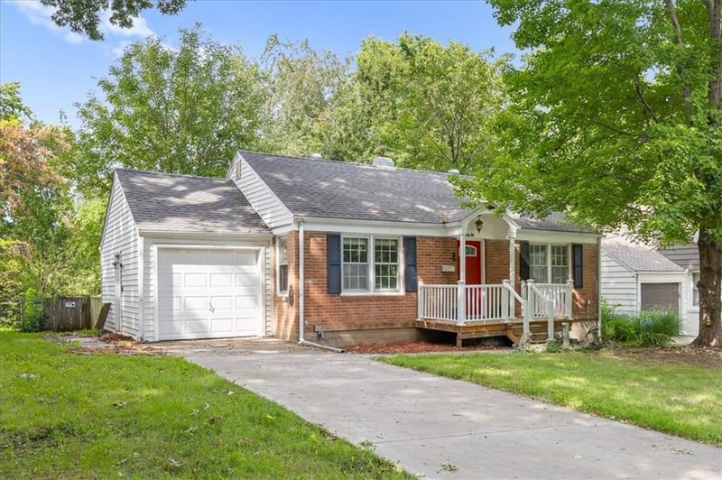 114 W Pocahontas Ln, Kansas City, MO 64114