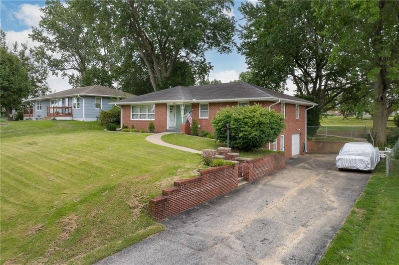 3202 Floral Ave, St Joseph, MO 64506